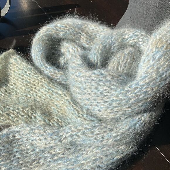 HAND CRAFTED Cashmere silk 104” luxury thin knit lightweight scarf Ombré blue - Picture 7 of 9